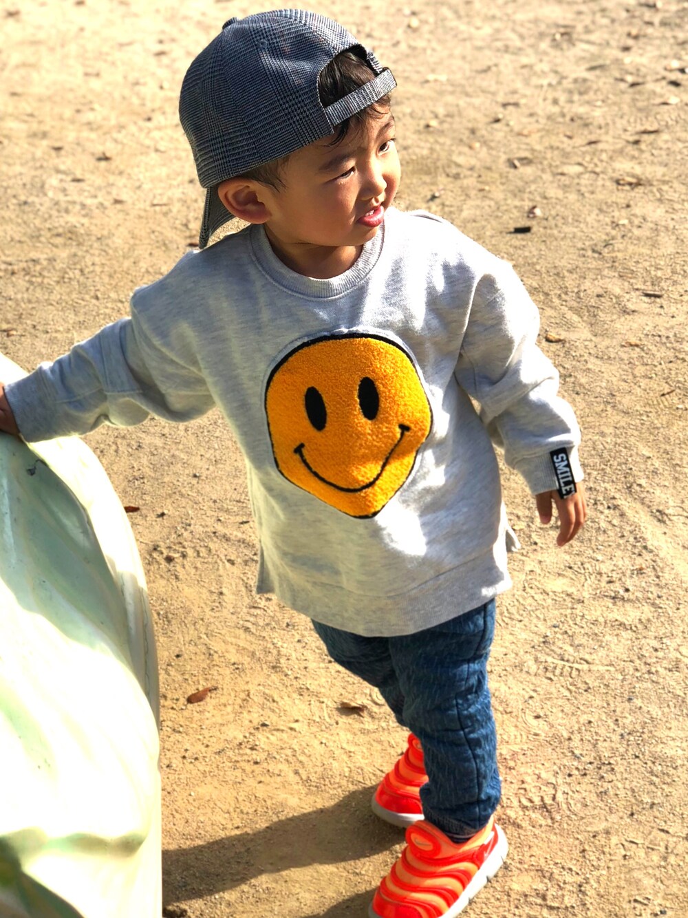 「ストリート服が好き」｜「SMILEYのアイテム（トップス、シルバー系）」を使った、愛美さん（キッズ・90cm）の秋コーディネートの1枚目の写真