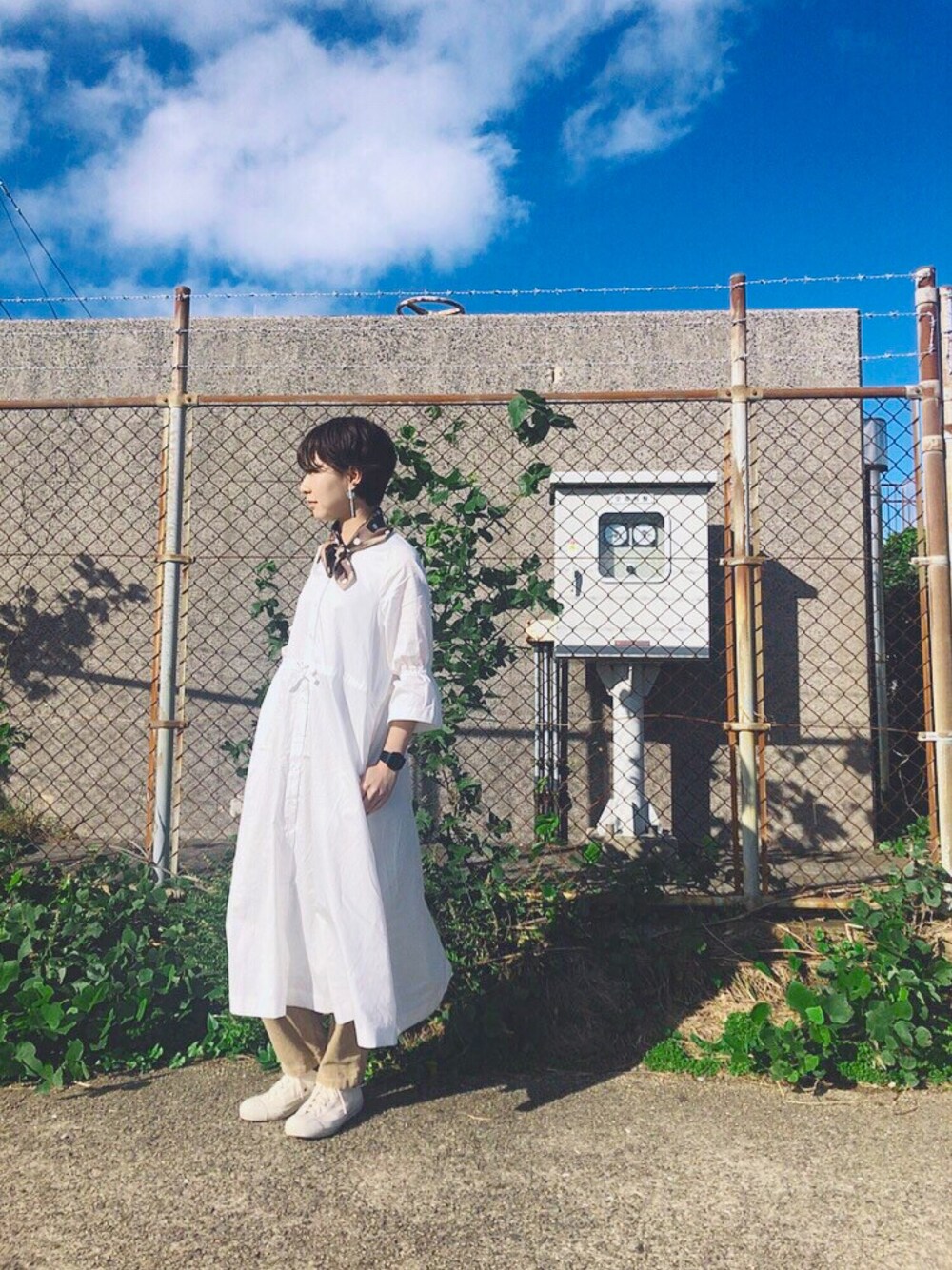 「オトナカジュアル、秋コーデ」｜「MERLOT IKYUのキャンディスリーブシャツワンピース2817（シャツワンピース、ホワイト系）」を使った、やましさん（レディース・168cm）の秋コーディネートの1枚目の写真
