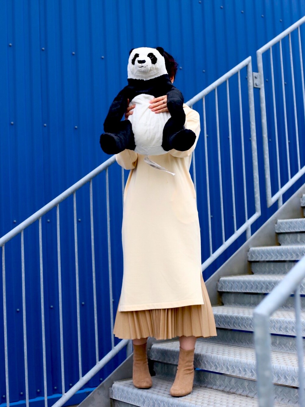 「　、UNIQLO、ユニクロ、シンプルコーデ、秋のマイ旬スタイル」｜「UNIQLOのスウェットフーデッドロングワンピース（長袖）（パーカー、ホワイト系）」を使った、やましさん（レディース・168cm）の秋コーディネートの1枚目の写真