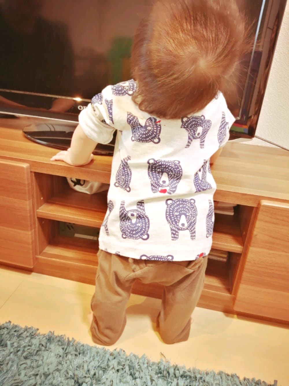 グレー系のママ&ベビー、ブルー系のロンパースを着用したレディースの冬コーディネートの1枚目の写真