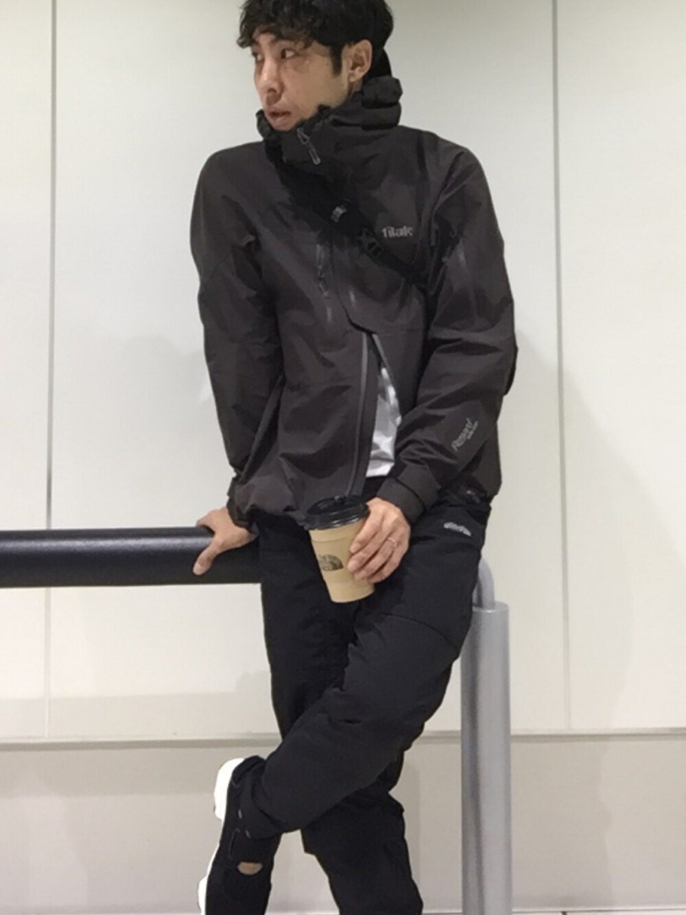 「outdoor、秋のコーデ、ノースフェイス、カフェ、ドラフトナイキ、ナイキ」｜「Tilakのアズガード（マウンテンパーカー、ブラック系）」を使った、shohei878さん（メンズ・165cm）の秋コーディネートの1枚目の写真