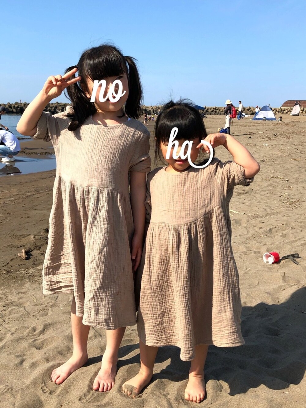 「kids、お揃いコーデ、海コーデ、おんなのこ、はだし、休日スタイル、ベージュ、ワンピース」｜「coucou manonのアイテム（ワンピース、ベージュ系）」を使った、nodoharuさん（キッズ・130cm）の夏コーディネートの1枚目の写真