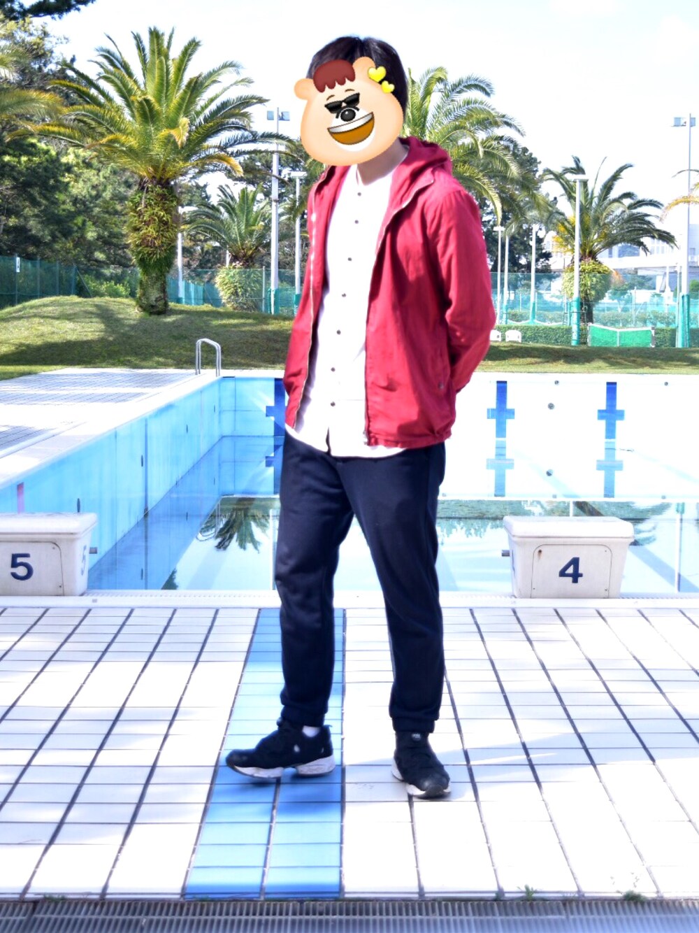 ブルー系のその他パンツ、ホワイト系のシャツ/ブラウス、レッド系のマウンテンパーカーを着用したメンズの春コーディネートの1枚目の写真