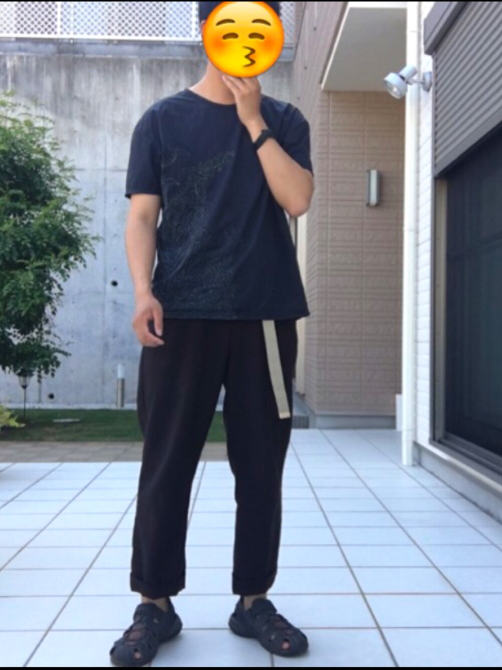 グリーン系のサンダル、ブラウン系のスラックス、グリーン系のTシャツ/カットソーを着用したメンズの夏コーディネートの1枚目の写真