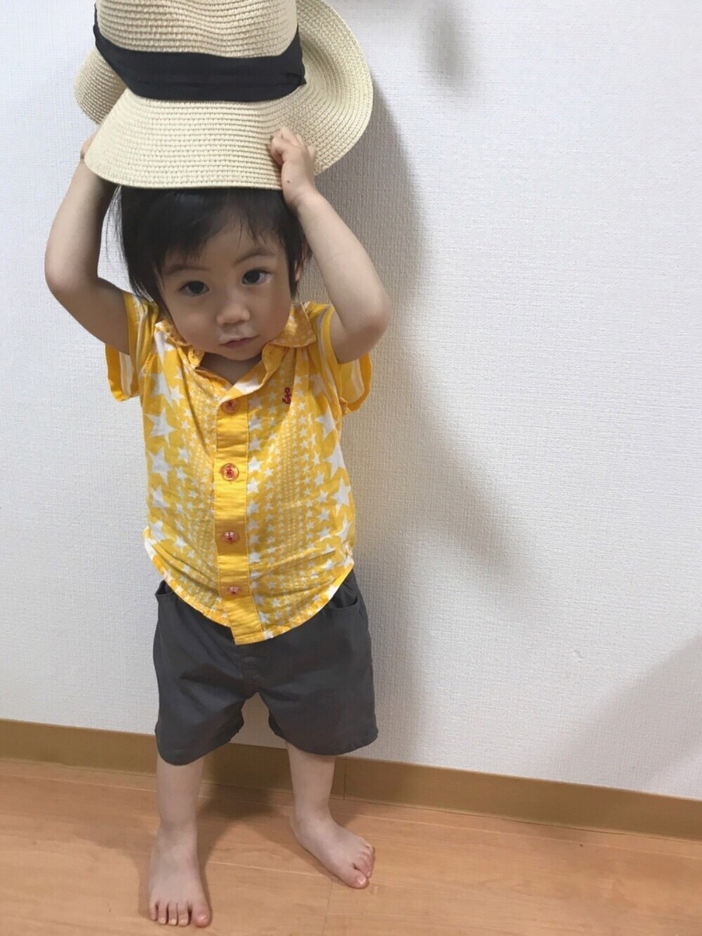 「夏コーデ、黄色、JUNKSTORE、グレーパンツ、男の子、シャツスタイル、沖縄、沖縄旅行」｜「junk storeのアイテム（シャツ/ブラウス、イエロー系）」を使った、wtanabeeeeさん（キッズ・80cm）の夏コーディネートの1枚目の写真