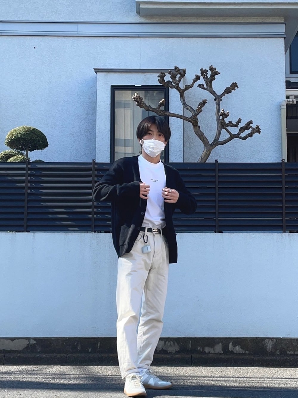 ホワイト系のスニーカー、ホワイト系のデニムパンツ、ホワイト系のTシャツ/カットソーを着用したメンズの春コーディネートの1枚目の写真