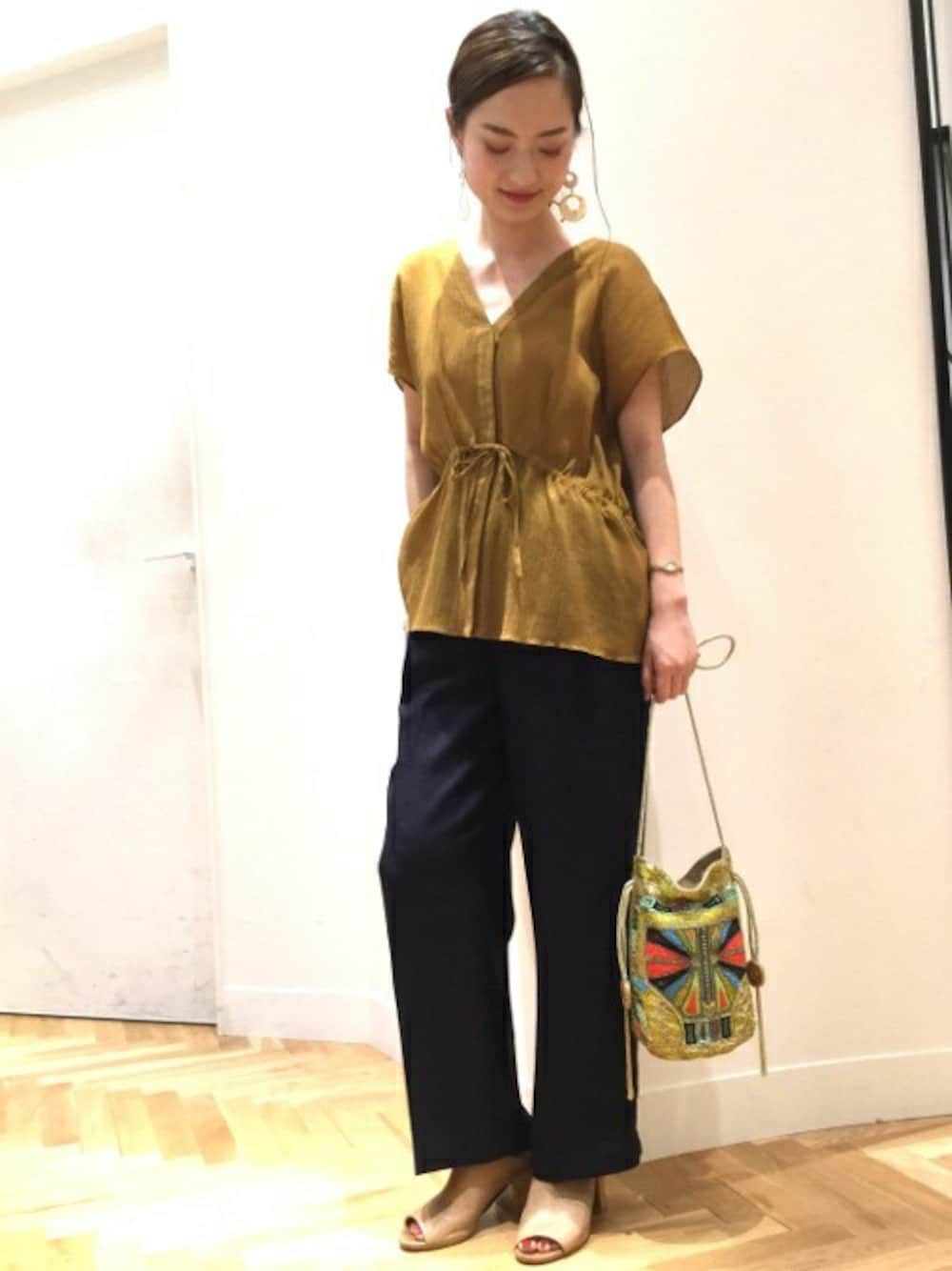 「シンプル、大人カジュアル、休日スタイル、ラフ、リラックススタイル、夏コーデ、FIGARO、フィガロ、figaro paris」｜「FIGARO Parisのリヨセルメン ヨウリュウVネックブラウス◆（シャツ/ブラウス、イエロー系）」を使った、yukiさん（レディース・160cm）の夏コーディネートの1枚目の写真