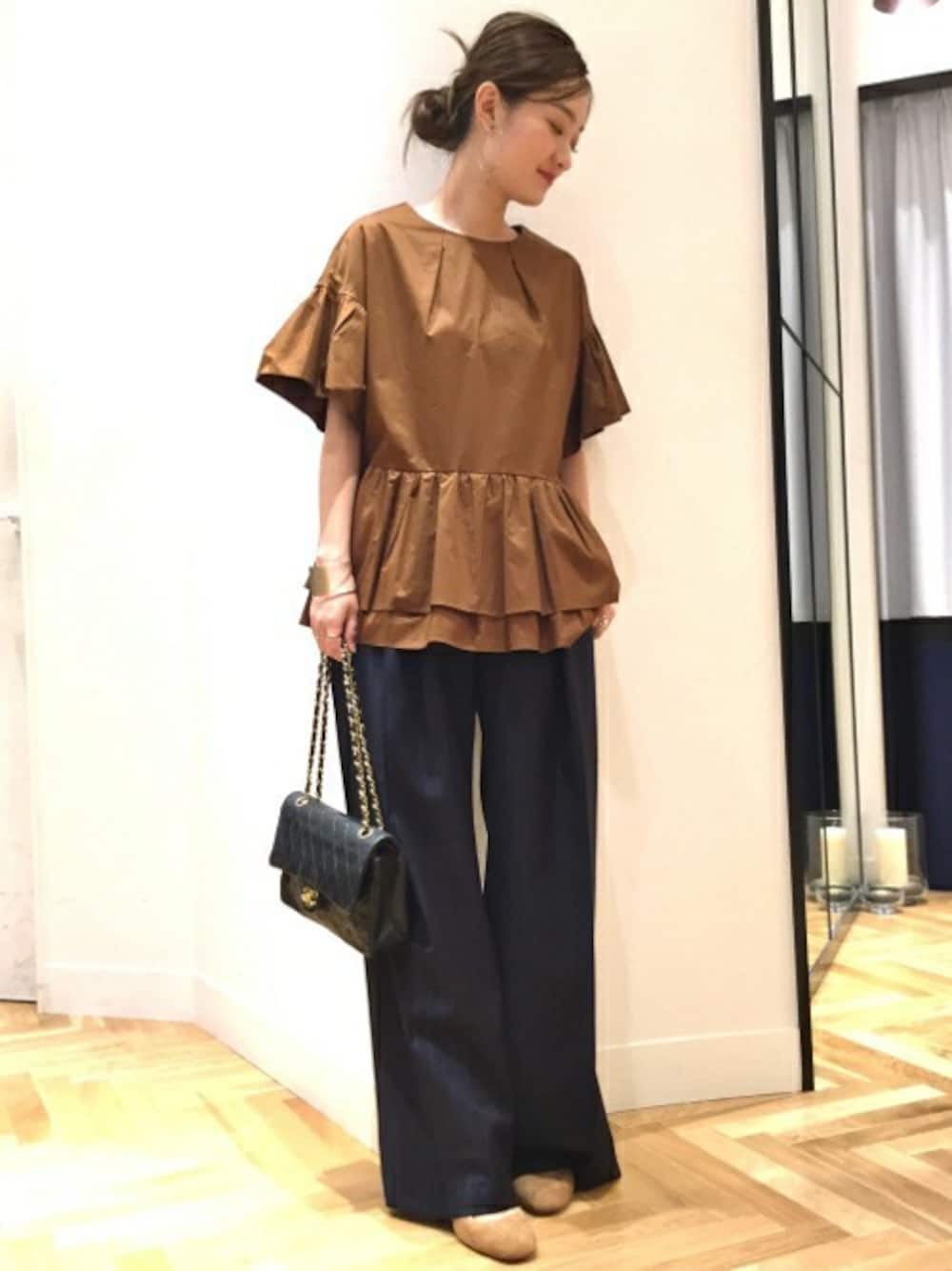 「シンプル、秋のコーデ、大人カジュアル、大人コーデ、パンツスタイル、シンプルコーデ、FIGARO」｜「FIGARO ParisのCELLER DOOR タックワイドパンツ◆（その他パンツ、ブルー系）」を使った、yukiさん（レディース・160cm）の夏コーディネートの1枚目の写真