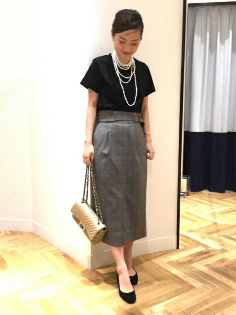 「チェック、スカート、シンプル、秋のコーデ、大人カジュアル、シンプルコーデ」｜「FIGARO ParisのTシャツ◆（Tシャツ/カットソー、ブラック系）」を使った、yukiさん（レディース・160cm）の夏コーディネートの1枚目の写真
