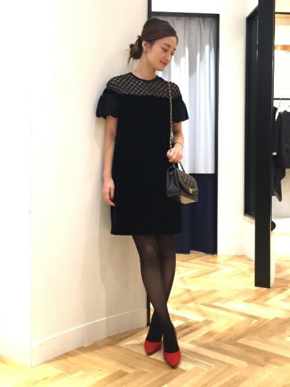ブラック系のワンピース、レッド系のパンプスを着用したレディースの夏コーディネートの1枚目の写真