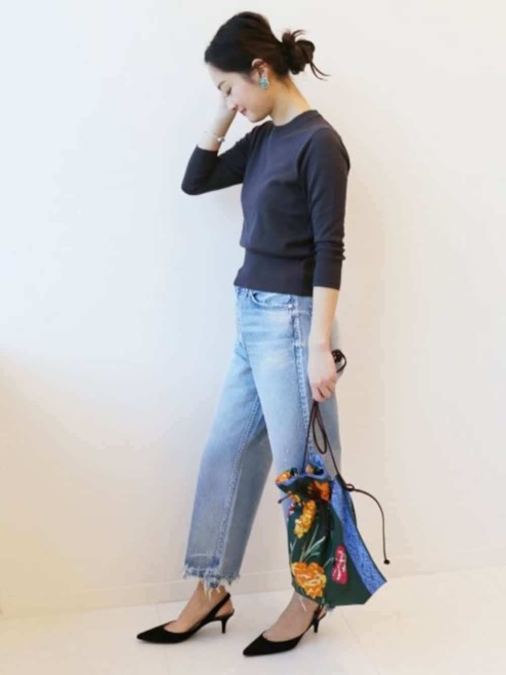 ブルー系のニット/セーター、ブルー系のデニムパンツ、ブラック系のパンプスを着用したレディースの冬コーディネートの1枚目の写真