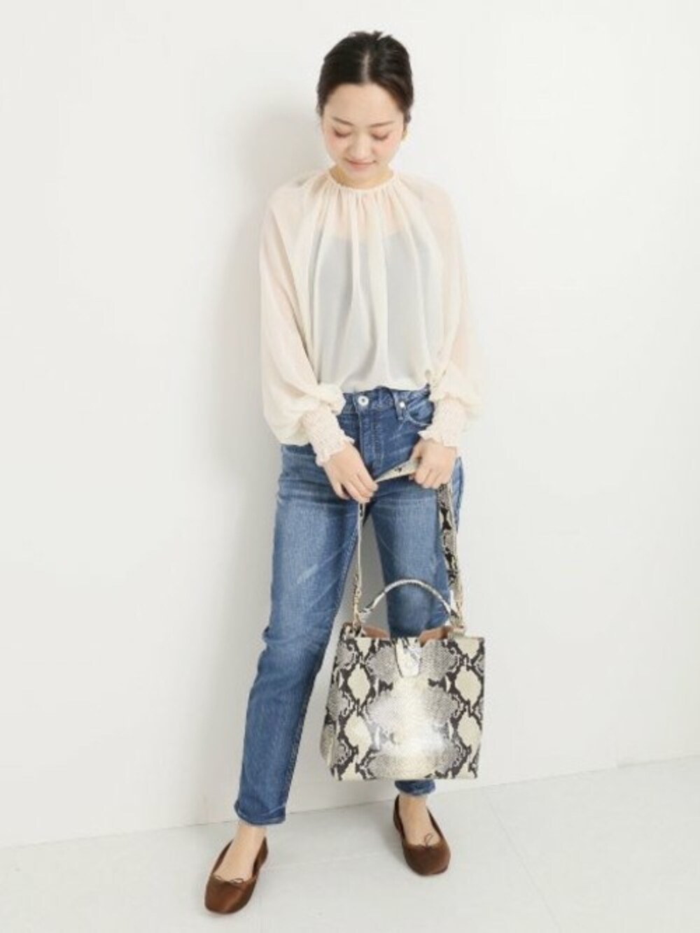 「デニム、ブラウス、バレエシューズ、デニムスタイル、upper hights、VERMEIL par iena、SPELTA」｜「VERMEIL par ienaのオジヤ楊柳シャーリングカフスブラウス◆（シャツ/ブラウス、ホワイト系）」を使った、yukiさん（レディース・160cm）の春コーディネートの1枚目の写真