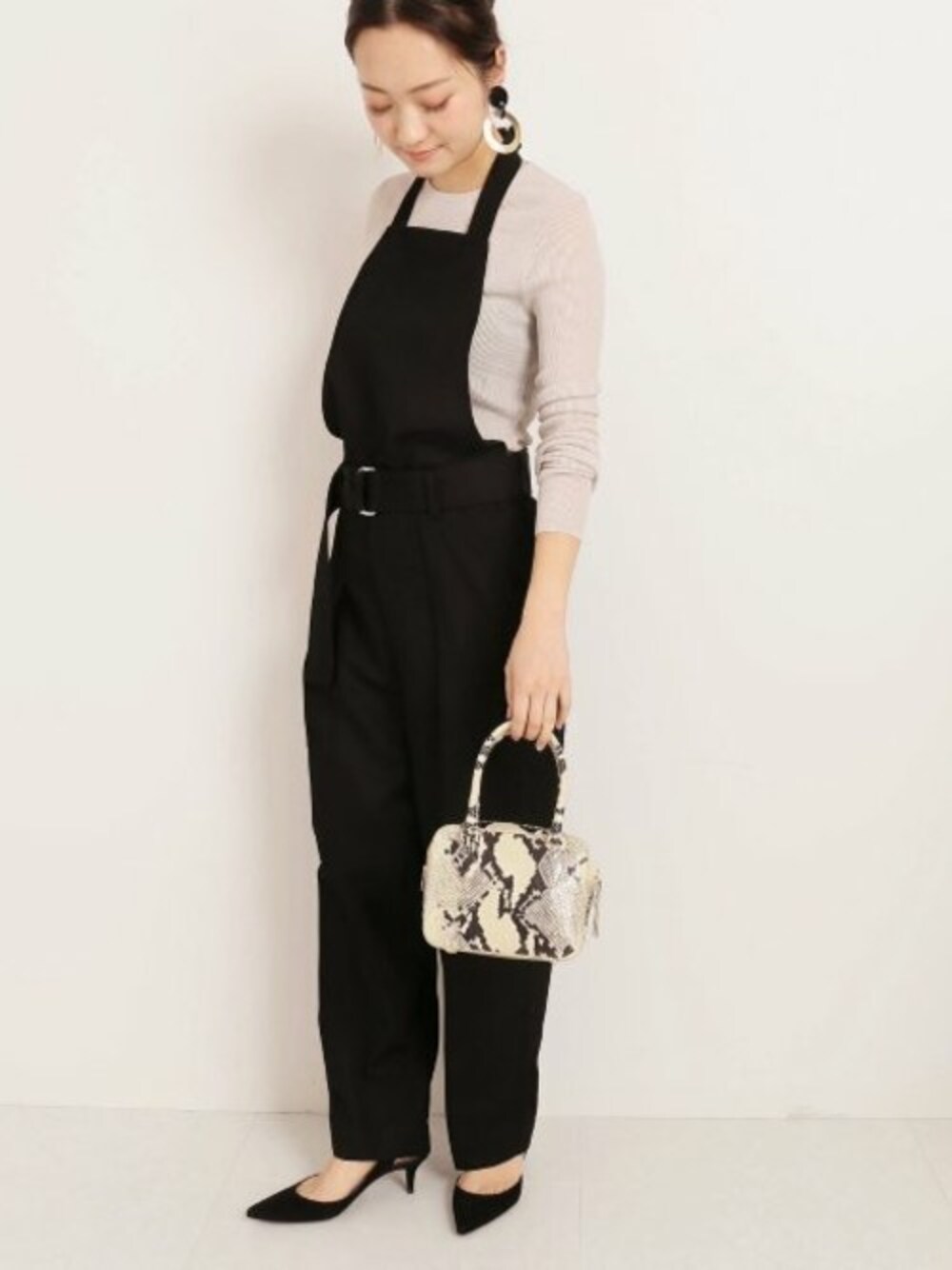 「サロペット、マニッシュ、パイソン柄、シアーニット、BALDAN、IACUCCI、VERMEIL par iena」｜「VERMEIL par ienaのRy/C/麻 カルゼサロペット◆（サロペット/オーバーオール、ブラック系）」を使った、yukiさん（レディース・160cm）の春コーディネートの1枚目の写真