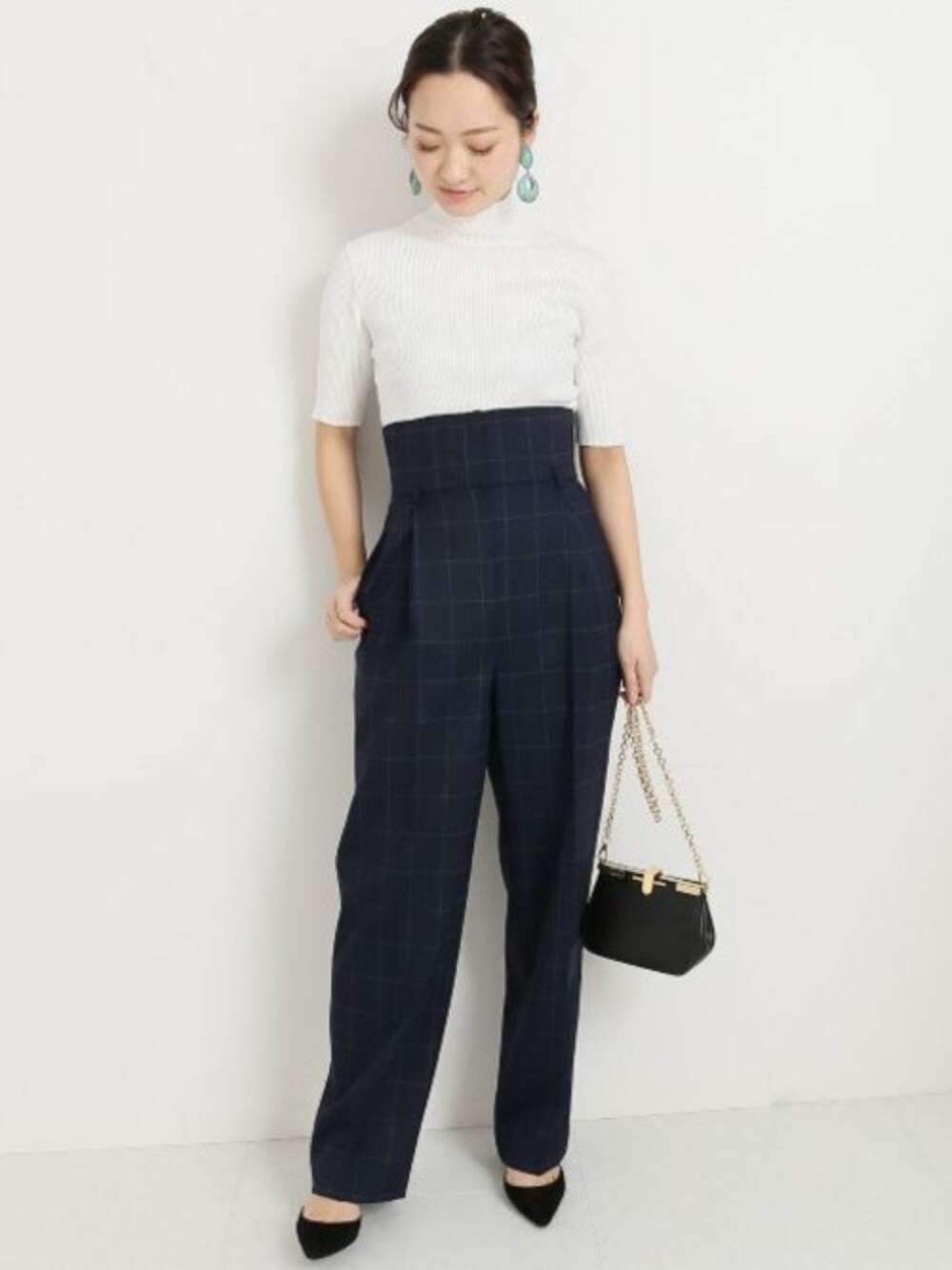 「ショルダーバッグ、ハイネック、モード、チェーンバッグ、パンツスタイル、オフィシャル、VERMEIL par iena、ZANCHETTI」｜「VERMEIL par ienaのチェックハイウエストパンツ◆（その他パンツ、ブルー系）」を使った、yukiさん（レディース・160cm）の春コーディネートの1枚目の写真