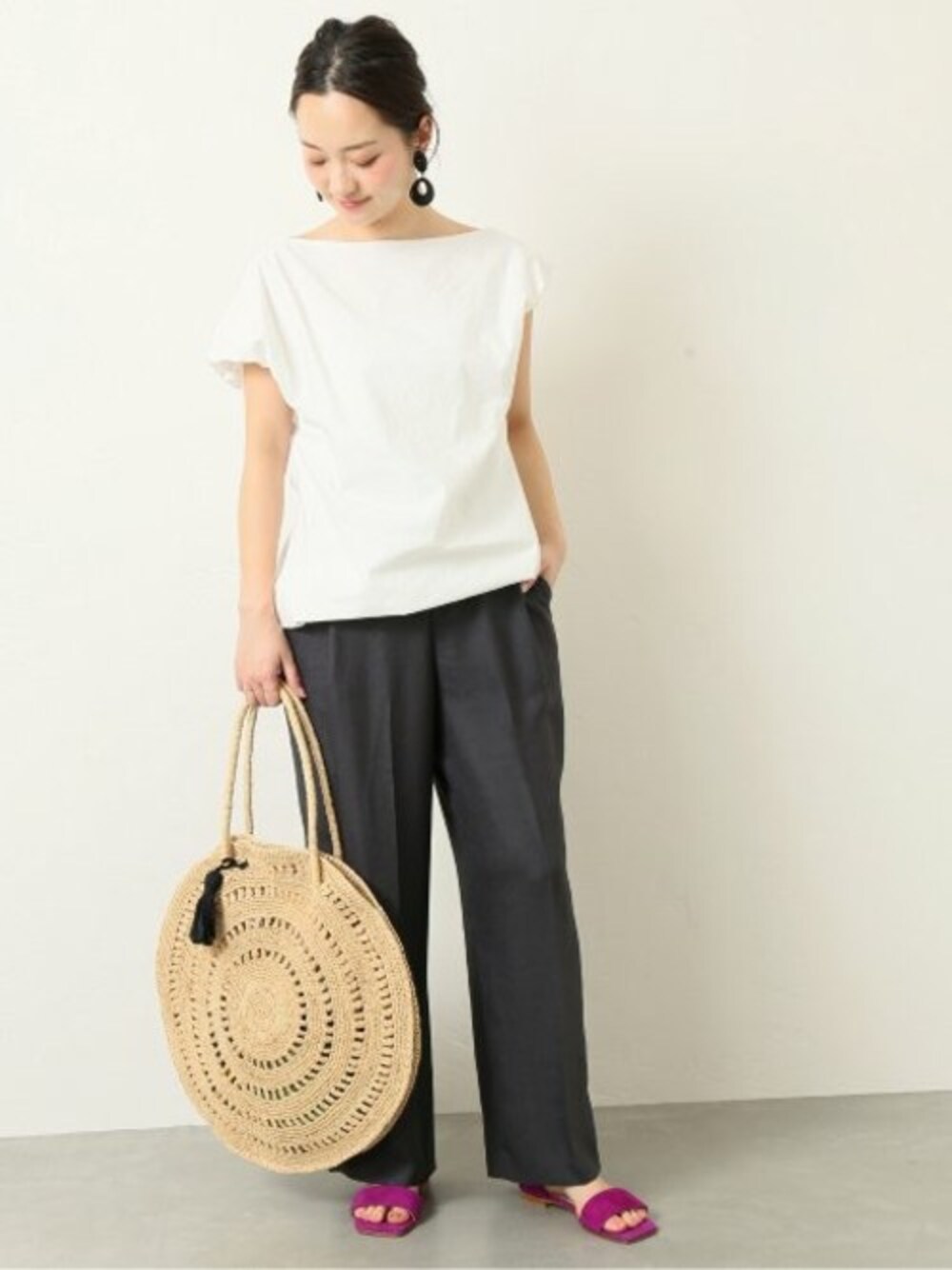 グレー系のその他パンツ、ベージュ系のかごバッグ、パープル系のサンダルを着用したレディースの春コーディネートの1枚目の写真