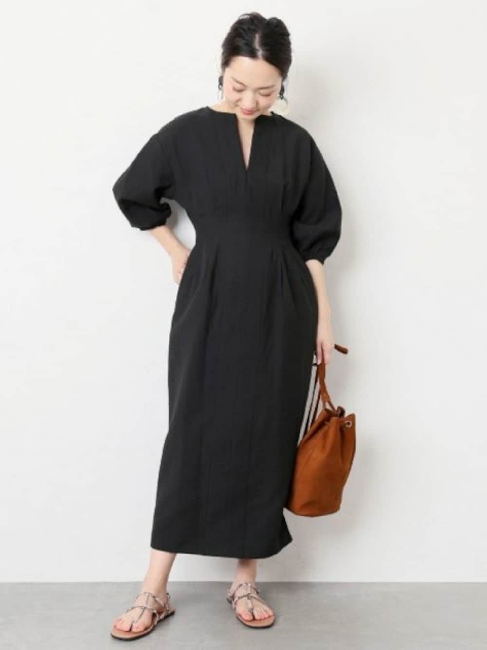「ワンピース、サンダル、巾着バッグ、MAISON BOINET、ワンピーススタイル、VERMEIL par iena」｜「VERMEIL par ienaのNEWウエストシェイプパフスリーブワンピース◆（ワンピース、ブラック系）」を使った、yukiさん（レディース・160cm）の春コーディネートの1枚目の写真