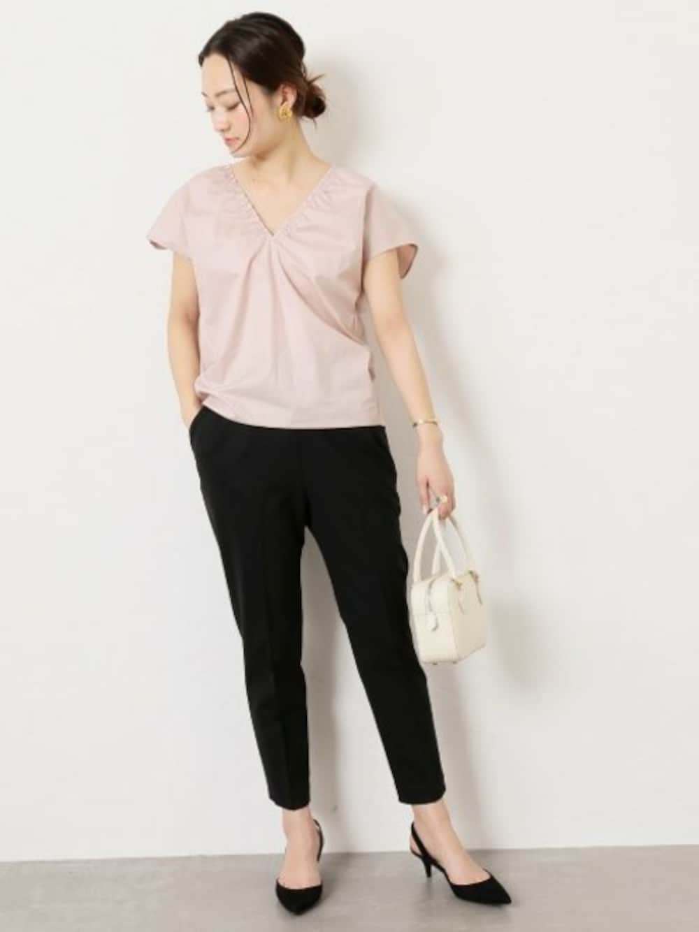 ベージュ系のシャツ/ブラウス、ブラック系のその他パンツ、ブラック系のパンプスを着用したレディースの春コーディネートの1枚目の写真