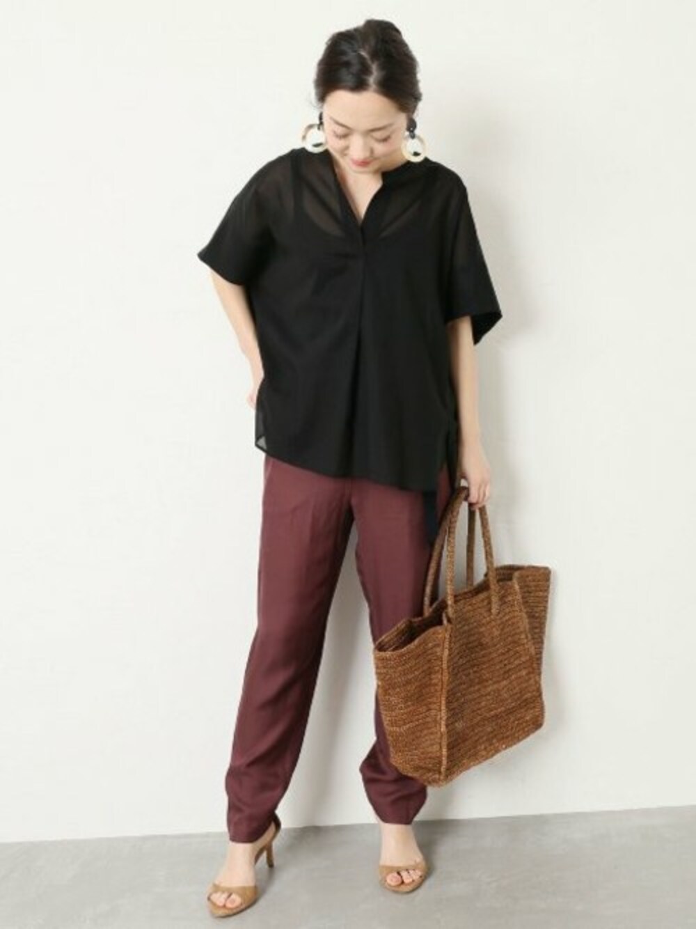 ブラック系のシャツ/ブラウス、ブラウン系のその他パンツ、ブラウン系のかごバッグを着用したレディースの春コーディネートの1枚目の写真