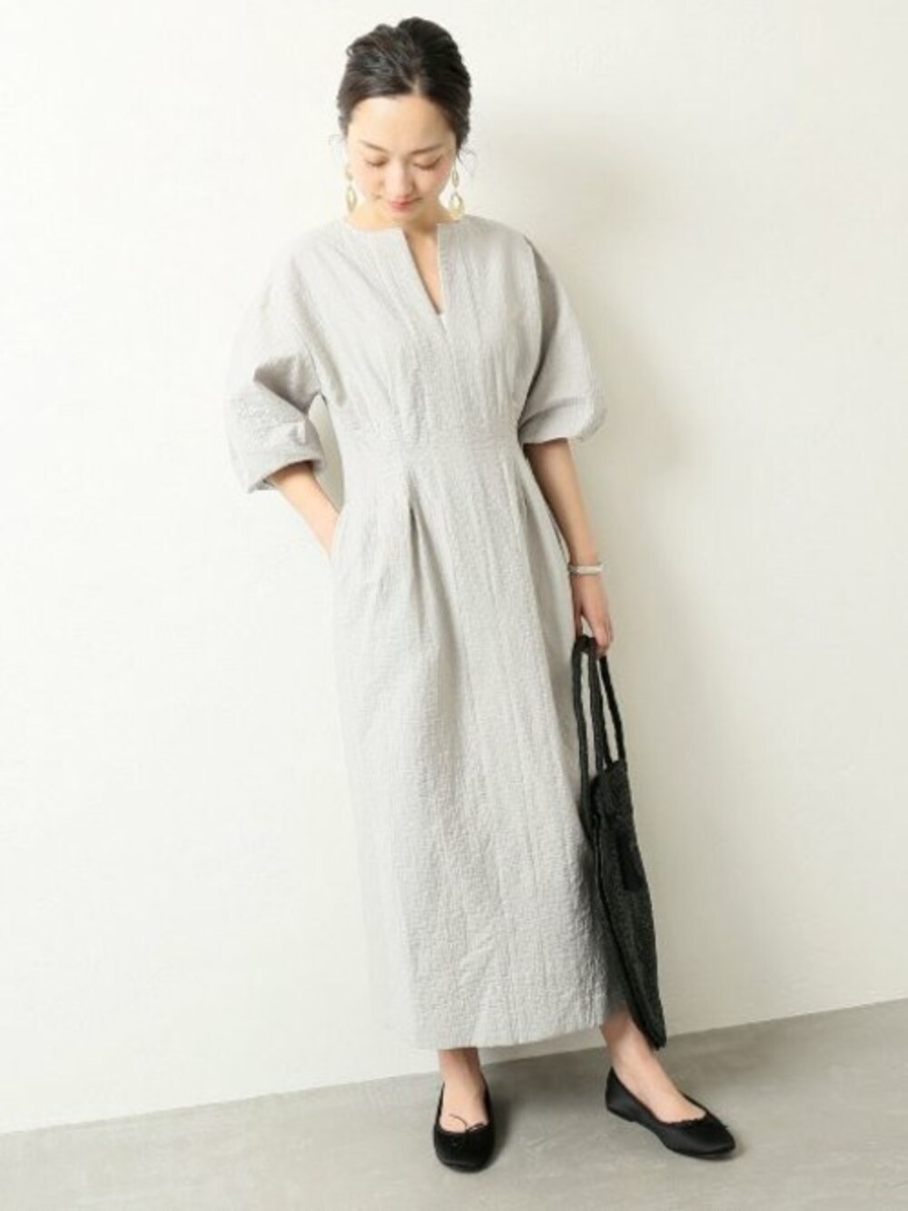 「ワンピース、バレエシューズ、かごバッグ、パフスリーブ、追加、サークルバッグ、MAISON N.H PARIS、VERMEIL par iena」｜「VERMEIL par ienaのNEW ウエストシェイプ パフスリーブワンピース◆（ワンピース、グレー系）」を使った、yukiさん（レディース・160cm）の春コーディネートの1枚目の写真