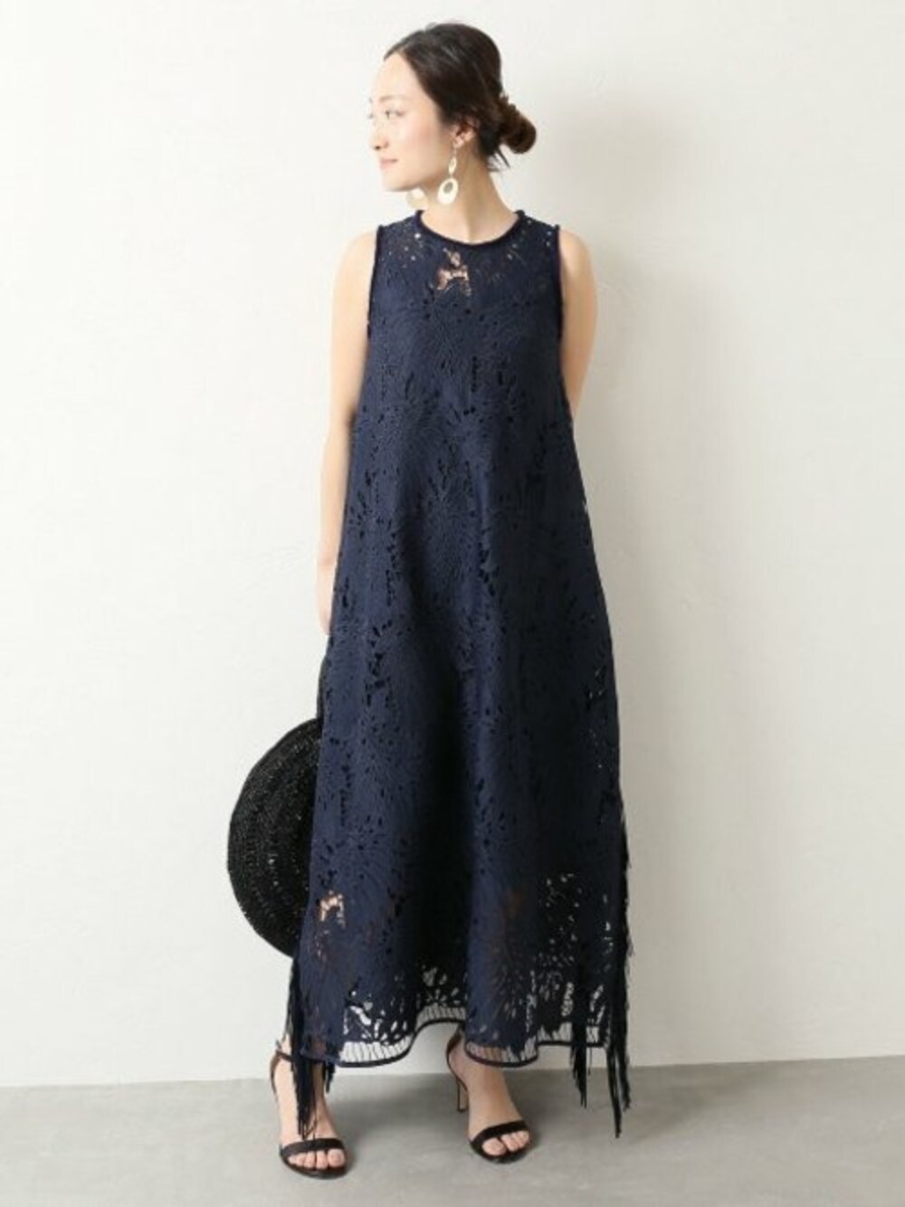 「ワンピース、レース、フリンジ、かごバッグ、ボタニカル、レースワンピース、サークルバッグ、MAISON N.H PARIS、VERMEIL par iena」｜「VERMEIL par ienaのボタニカルレースロングワンピース◆（ワンピース、ブルー系）」を使った、yukiさん（レディース・160cm）の春コーディネートの1枚目の写真