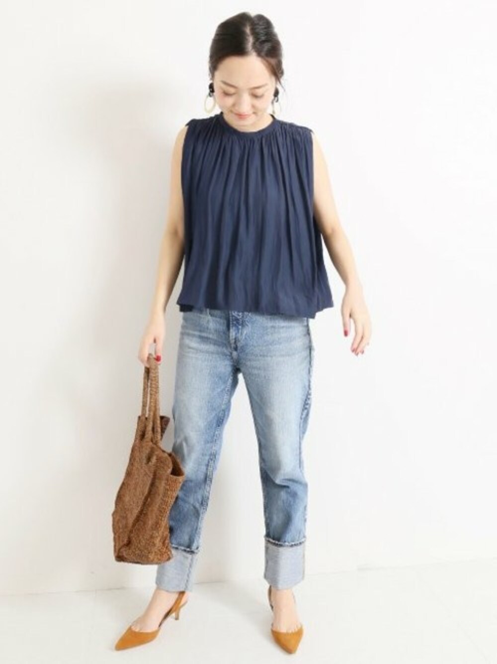ブルー系のシャツ/ブラウス、ブルー系のデニムパンツ、ブラウン系のかごバッグを着用したレディースの夏コーディネートの1枚目の写真