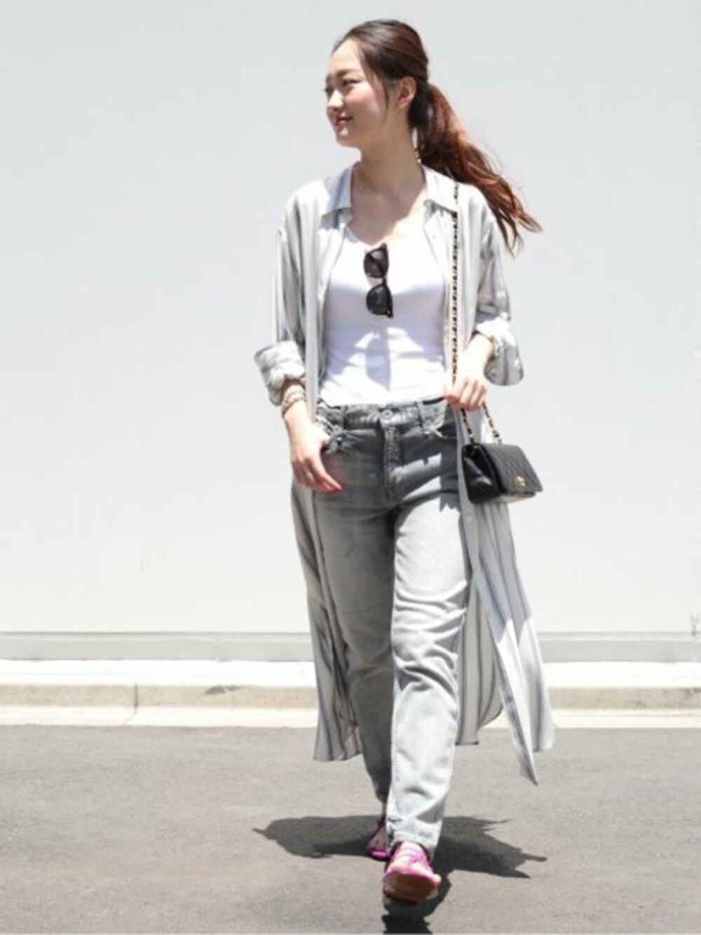 「デニム、ワンピース、ストライプ、シャツワンピース、デニムパンツ、羽織り、ストライプワンピース、upper hights、VERMEIL par iena、ALUMNAE」｜「VERMEIL par ienaのロングシャツワンピース◆（シャツワンピース、ホワイト系）」を使った、yukiさん（レディース・160cm）の夏コーディネートの1枚目の写真