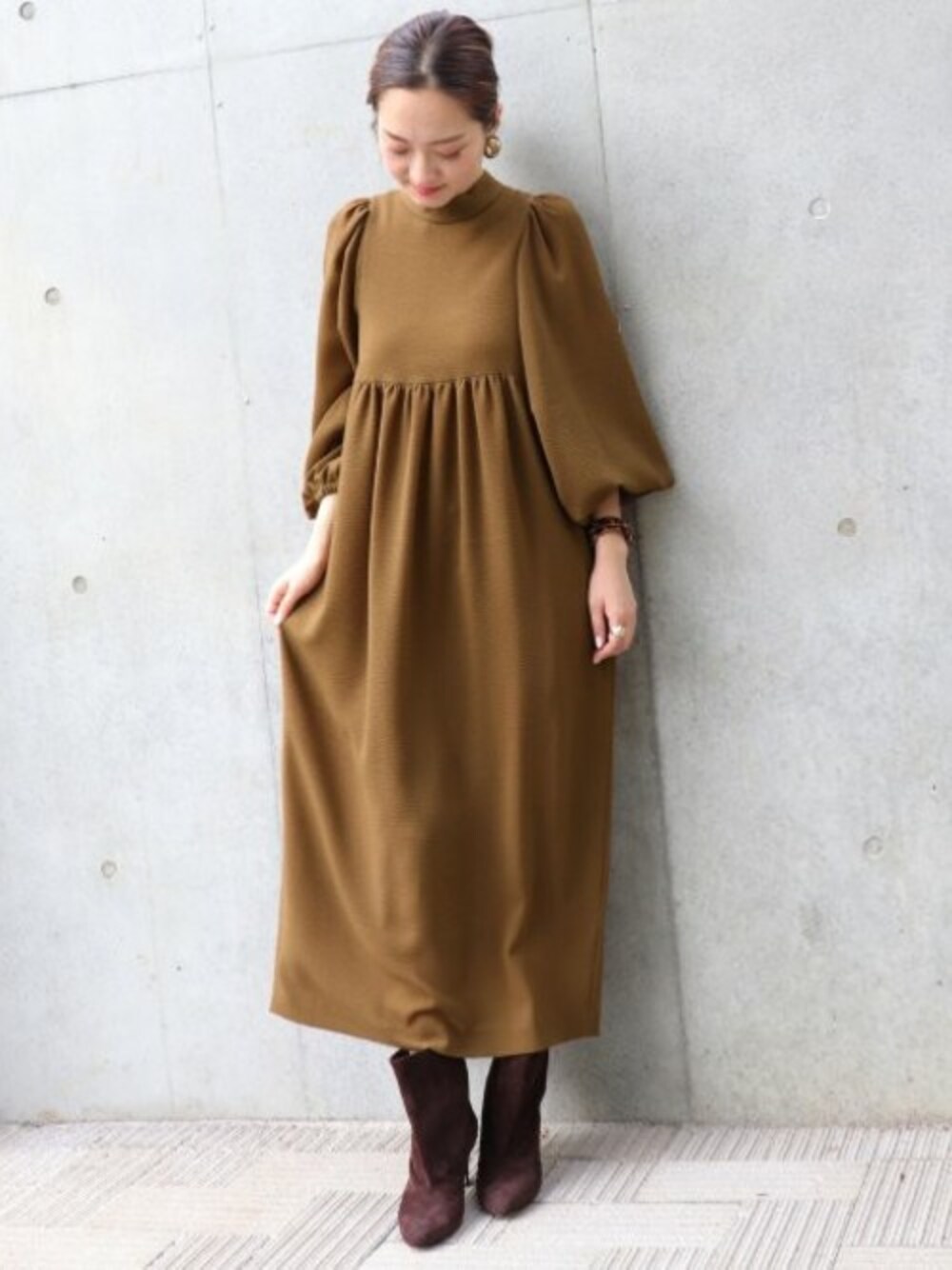 ブラウン系のワンピース、ブラウン系のブーツを着用したレディースの夏コーディネートの1枚目の写真