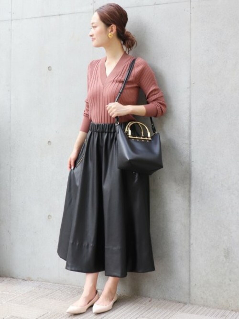 ブラック系のスカートを着用したレディースの夏コーディネートの1枚目の写真