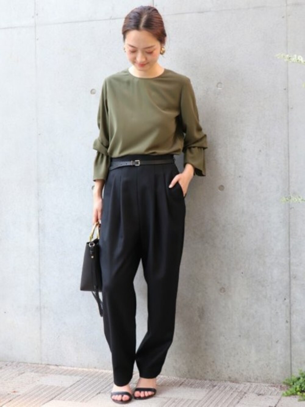 グリーン系のシャツ/ブラウス、ブラック系のその他パンツを着用したレディースの夏コーディネートの1枚目の写真
