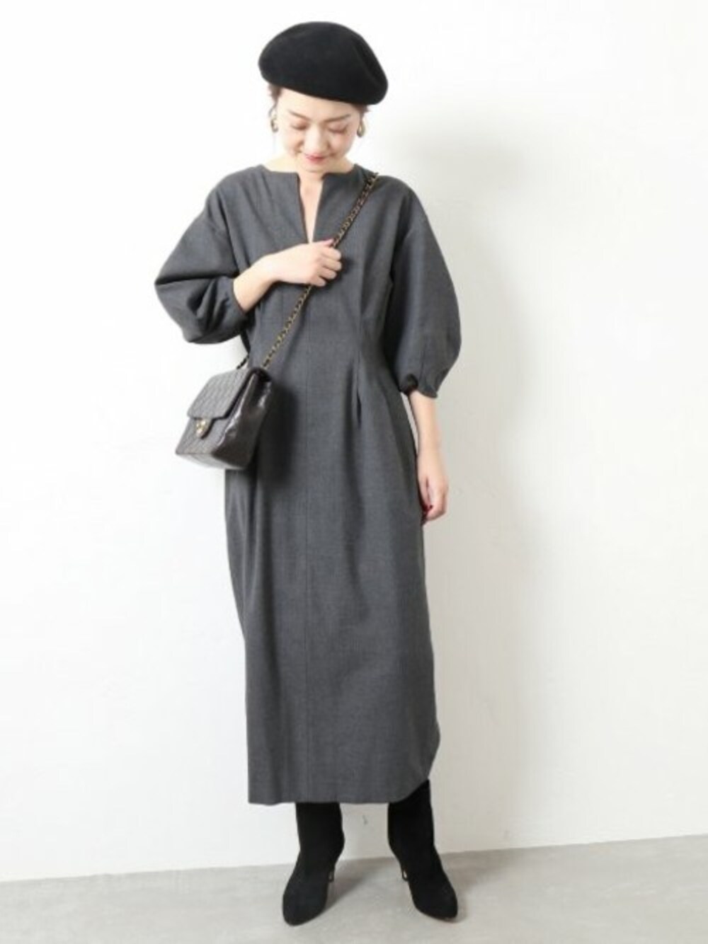 グレー系のワンピースを着用したレディースの秋コーディネートの1枚目の写真