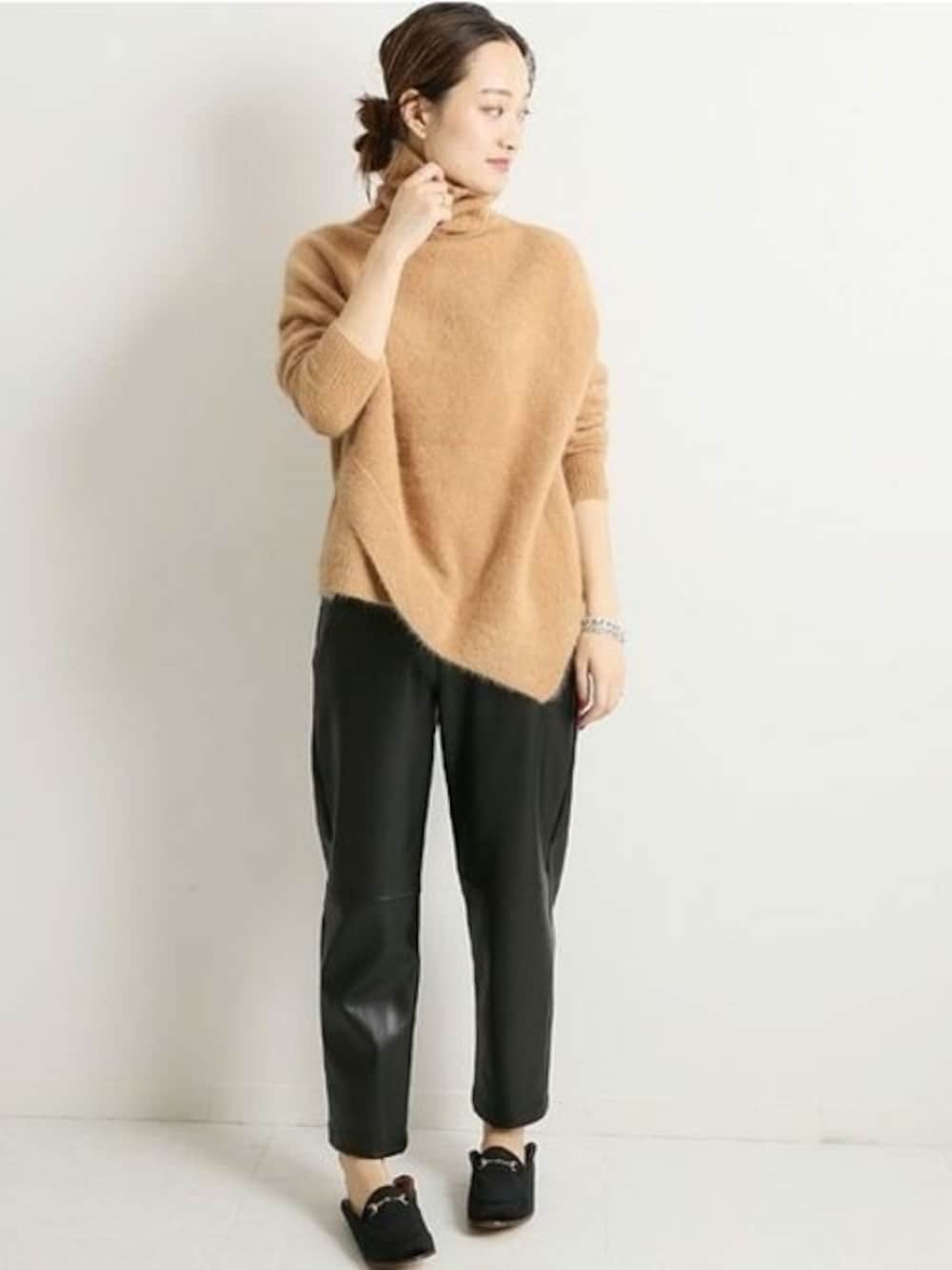 ブラック系のその他パンツ、イエロー系のニット/セーター、ブラック系のスリッポンを着用したレディースの秋コーディネートの1枚目の写真