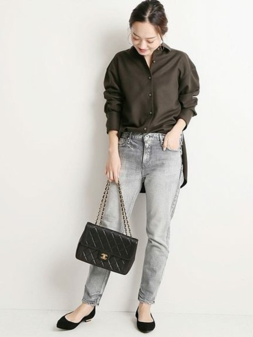 シルバー系のデニムパンツ、ブラック系のその他シューズを着用したレディースの秋コーディネートの1枚目の写真