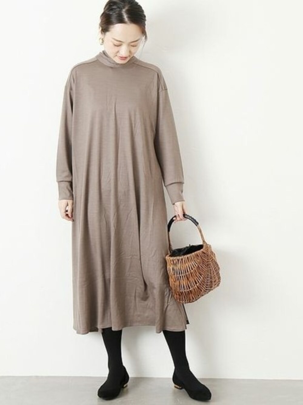 ブラウン系のワンピースを着用したレディースの秋コーディネートの1枚目の写真