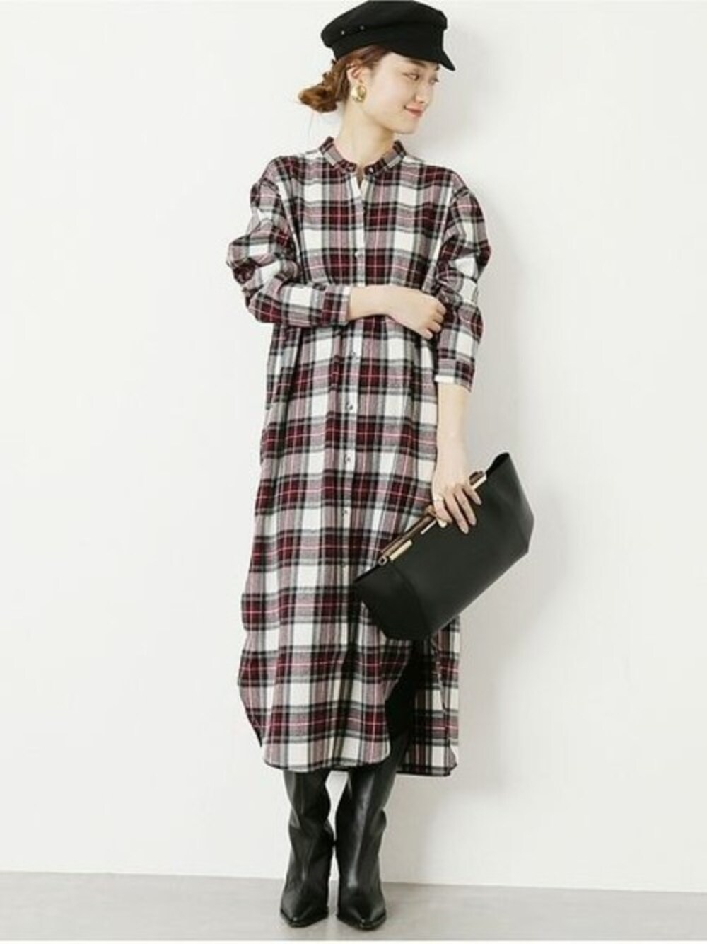 その他のワンピース、ブラック系のブーツ、ブラック系のショルダーバッグを着用したレディースの秋コーディネートの1枚目の写真