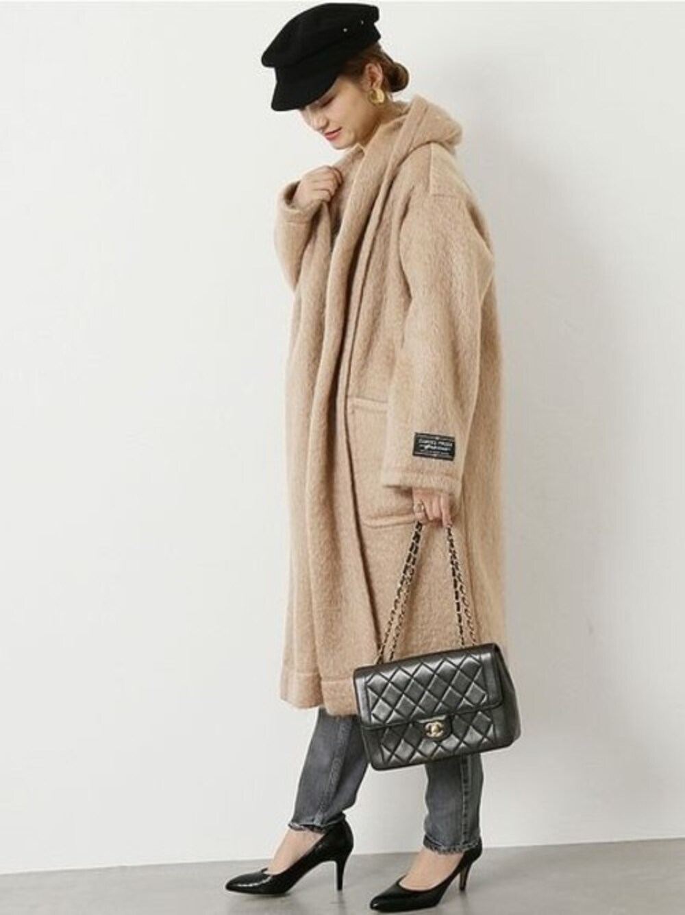 「コート、ニット、デニム、パンツ、パンプス、ボーダー、ショルダーバッグ、ロングコート、キャメル、VERMEIL par iena」｜「VERMEIL par ienaのSAMUEL TWEED モヘヤコート◆（その他アウター、イエロー系）」を使った、yukiさん（レディース・160cm）の秋コーディネートの1枚目の写真