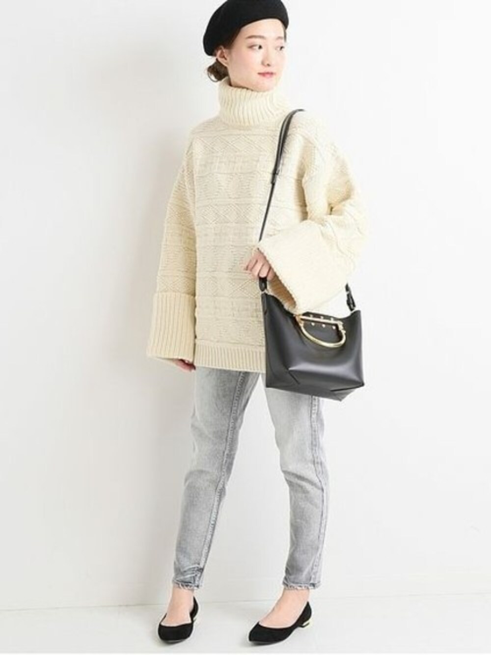 「ニット、デニム、パンツ、ホワイト、ベレー帽、フラットシューズ、タートルネック、アランニット、リラックススタイル、VERMEIL par iena」｜「VERMEIL par ienaのUPPER HIGHTS THE STELLA◆（デニムパンツ、シルバー系）」を使った、yukiさん（レディース・160cm）の秋コーディネートの1枚目の写真