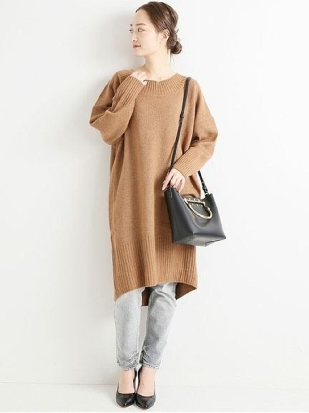 シルバー系のデニムパンツ、イエロー系のワンピース、ブラック系のショルダーバッグを着用したレディースの秋コーディネートの1枚目の写真