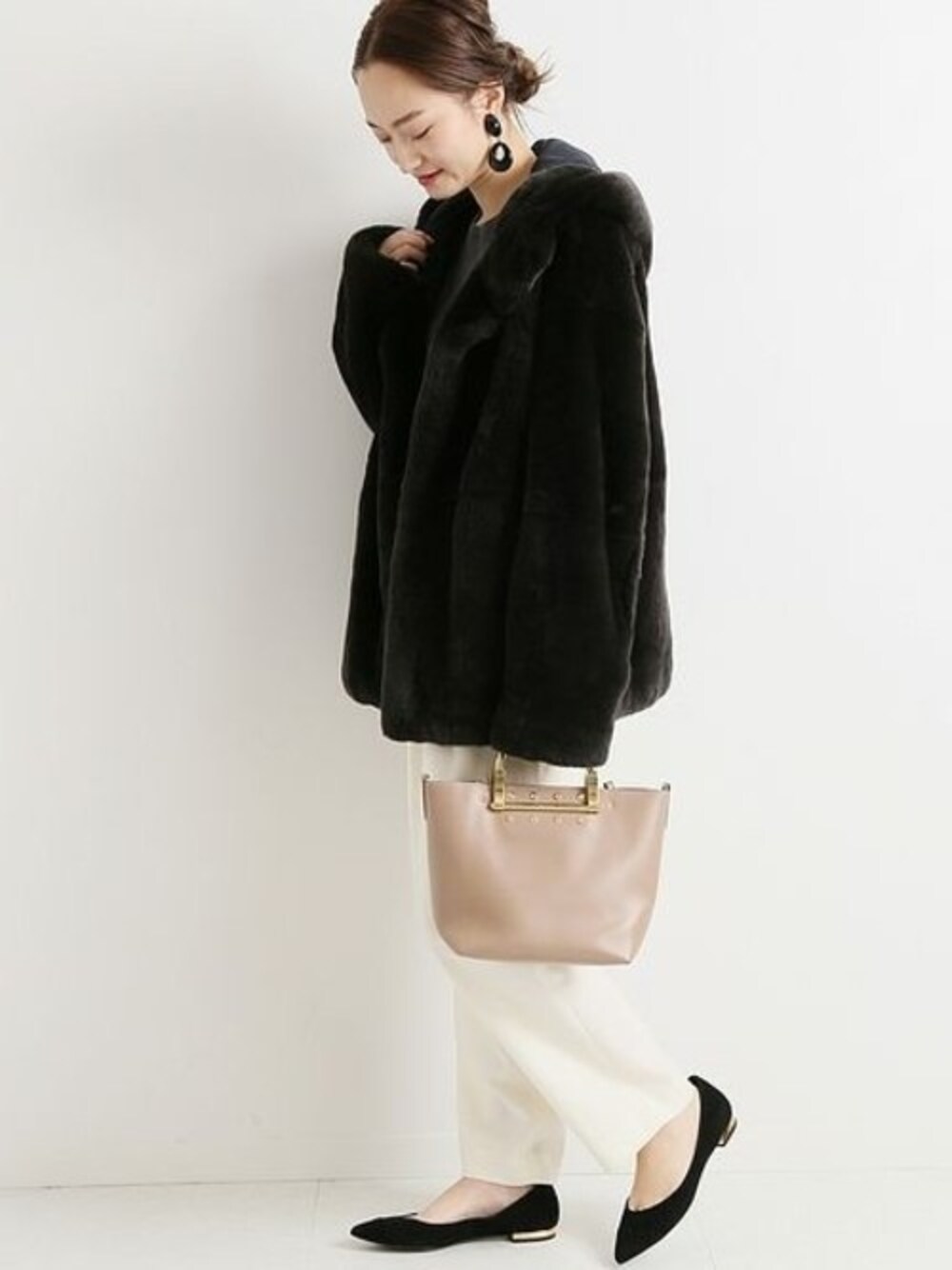 「ブルゾン、ファー、ニット、アウター、トートバッグ、パンツ、パンプス、ハイウエスト、キャメル、VERMEIL par iena」｜「VERMEIL par ienaのSPRUNG フードZIPブルゾン◆（ブルゾン、イエロー系）」を使った、yukiさん（レディース・160cm）の秋コーディネートの1枚目の写真