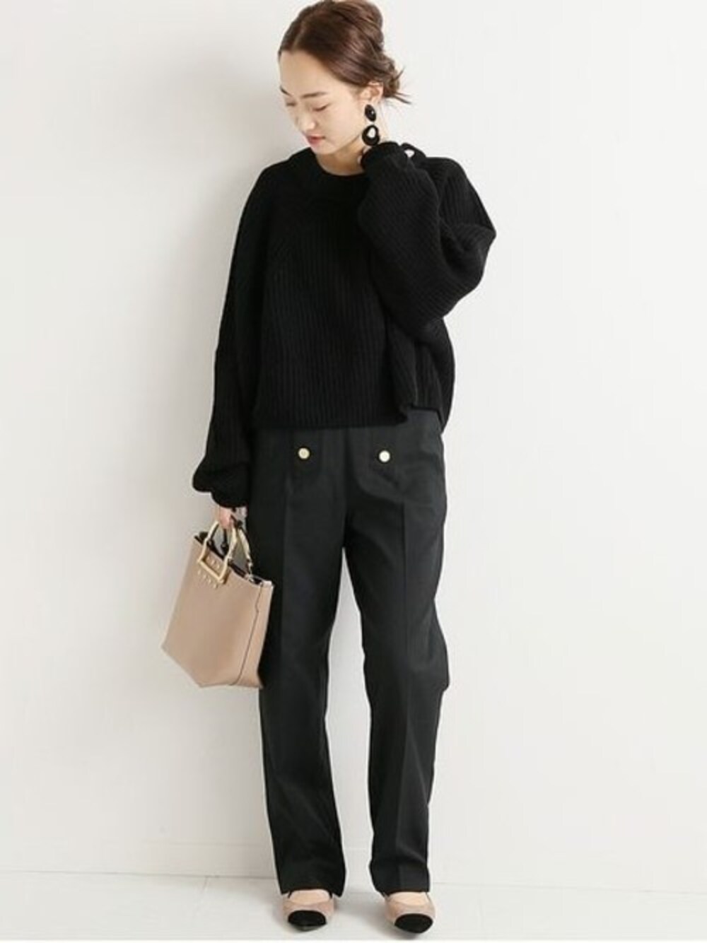 ブラック系のその他パンツ、ベージュ系のショルダーバッグ、ベージュ系のその他シューズを着用したレディースの秋コーディネートの1枚目の写真