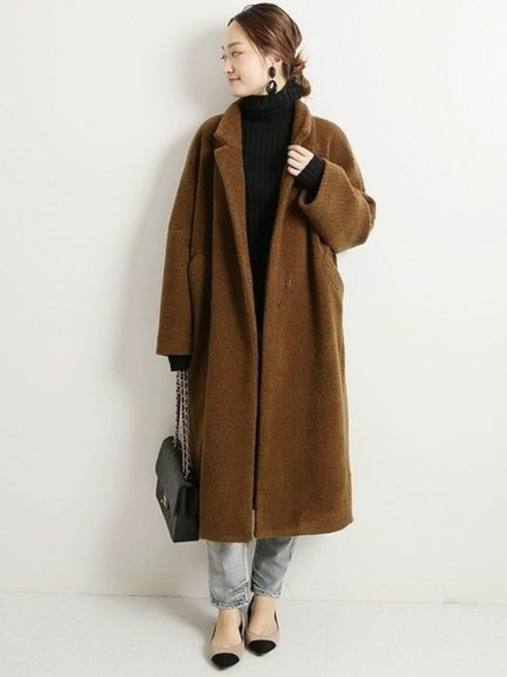「コート、ニット、デニム、ショルダーバッグ、IENA、フラットシューズ、ブラウン、もこもこ、コクーンシルエット、パンツスタイル」｜「VERMEIL par ienaのモコモコパイルコクーンコート◆（その他アウター、ブラウン系）」を使った、yukiさん（レディース・160cm）の冬コーディネートの1枚目の写真