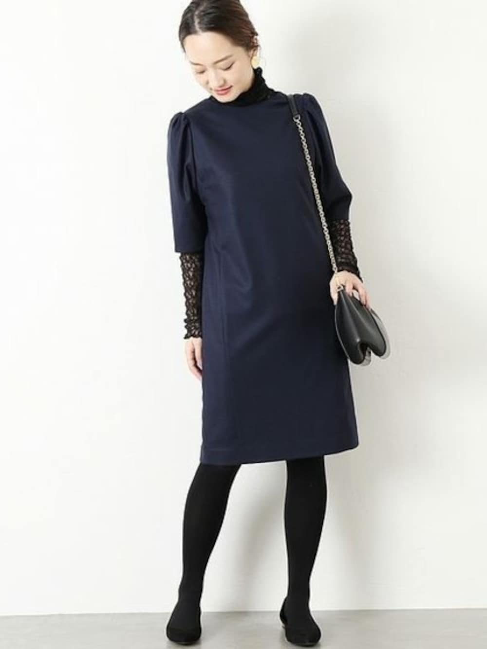 ブルー系のワンピース、ブラック系のTシャツ/カットソー、ブラック系のショルダーバッグを着用したレディースの冬コーディネートの1枚目の写真