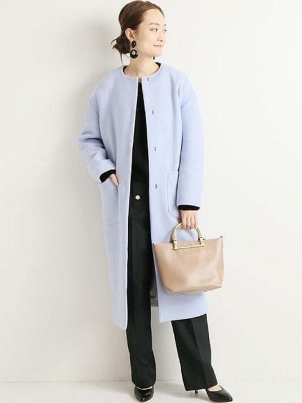 「コート、ニット、トートバッグ、パンプス、ブルー、IENA、ハイウエスト、ノーカラーコート、リブニット、パンツスタイル」｜「VERMEIL par ienaのリバーメルトンノーカラーコート◆（ノーカラーコート、ブルー系）」を使った、yukiさん（レディース・160cm）の冬コーディネートの1枚目の写真
