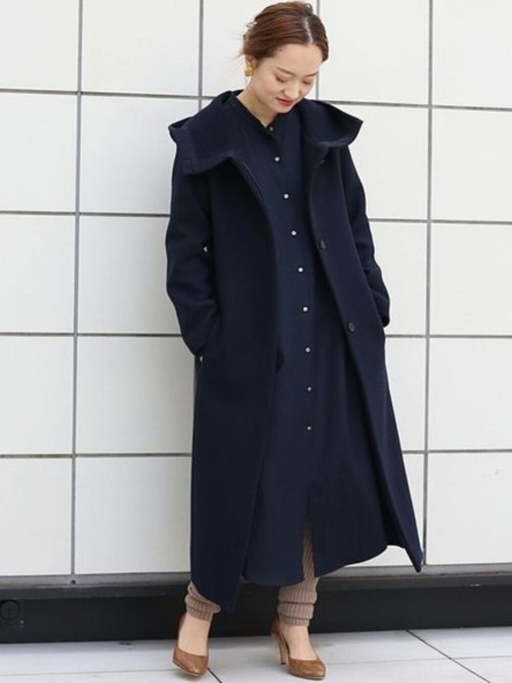 「コート、ワンピース、パンプス、シャツ、ネイビー、レギンス、レイヤードスタイル、リブニット、ニットパンツ、VERMEIL par iena」｜「VERMEIL par ienaのタスマニアウールフードコート◆（その他アウター、ブルー系）」を使った、yukiさん（レディース・160cm）の冬コーディネートの1枚目の写真