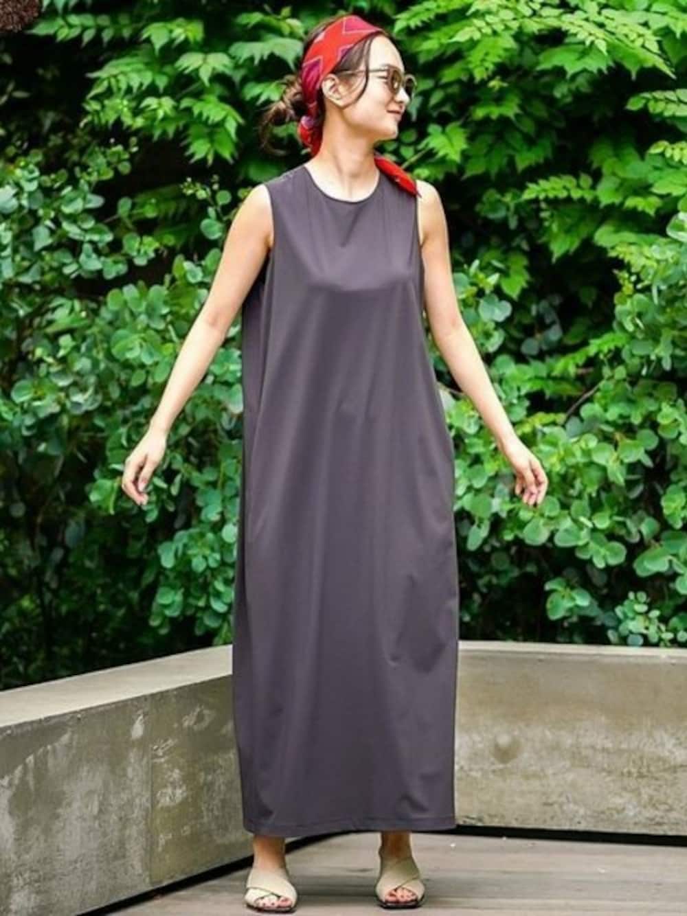 ブラウン系のワンピースを着用したレディースの夏コーディネートの1枚目の写真