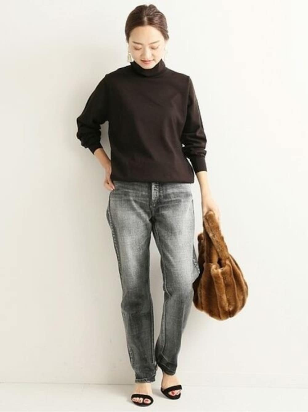 「デニム、トートバッグ、ブラック、秋のコーデ、ハイネック、ブラウン、サンダル、パンツスタイル、upper hights、VERMEIL par iena」｜「upperhightsのUPPER HIGHTS MAIN THE EIGHTYS（ブラック A）◆（デニムパンツ、ブラック系）」を使った、yukiさん（レディース・160cm）の夏コーディネートの1枚目の写真