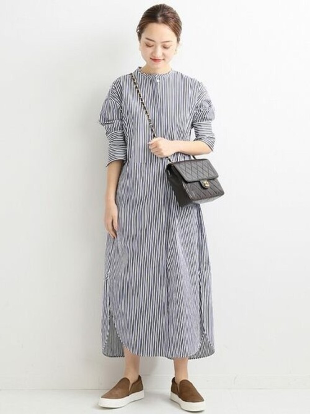 「ワンピース、カジュアル、シンプル、ブルー、ショルダーバッグ、ストライプ、スリッポン、シャツスタイル、VERMEIL par iena」｜「VERMEIL par ienaのThomas mason スタンドカラーワンピース◆（シャツワンピース、ブルー系）」を使った、yukiさん（レディース・160cm）の夏コーディネートの1枚目の写真