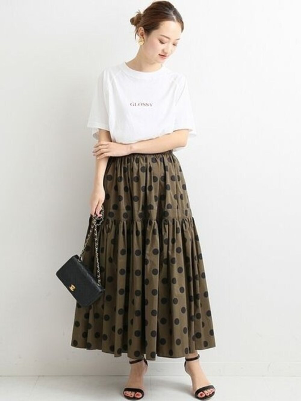 「フレアスカート、スカート、ロゴT、ホワイト、Tシャツ、ドット、カーキ、ロングスカート、サンダル、VERMEIL par iena」｜「VERMEIL par ienaのUPPER HIGHTS COLLEGE ロゴTシャツ◆（Tシャツ/カットソー、ホワイト系）」を使った、yukiさん（レディース・160cm）の夏コーディネートの1枚目の写真