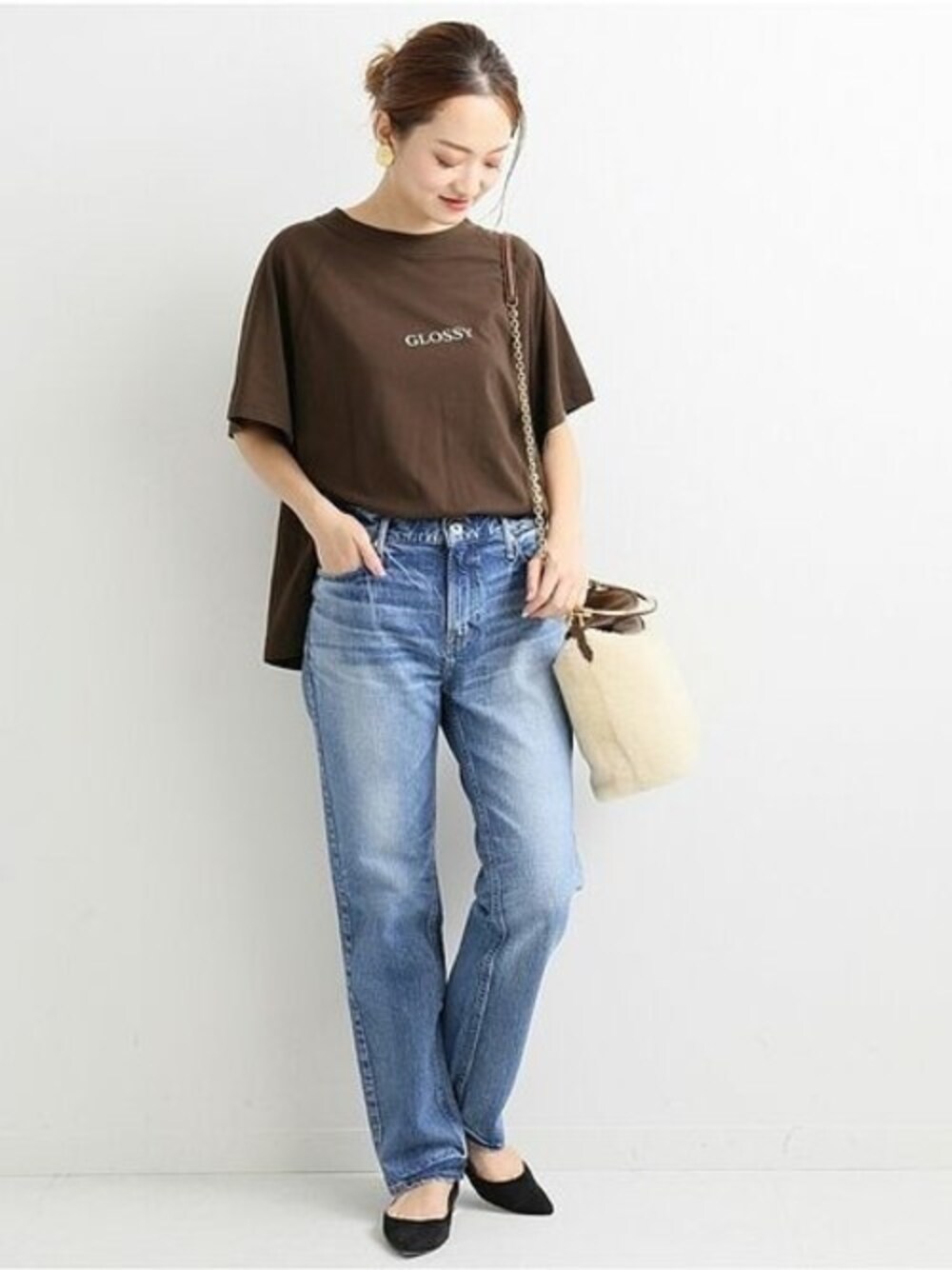 「デニム、パンプス、ロゴT、カジュアル、シンプル、ショルダーバッグ、Tシャツ、ブラウン、パンツスタイル、VERMEIL par iena」｜「VERMEIL par ienaのUPPER HIGHTS COLLEGE ロゴTシャツ◆（Tシャツ/カットソー、ブラウン系）」を使った、yukiさん（レディース・160cm）の夏コーディネートの1枚目の写真