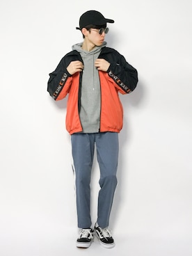「ナイロンパーカー」｜「アイテム（チノパンツ）」を使った、Morikawa Yoshinoriさん（メンズ・176cm）の春コーディネート