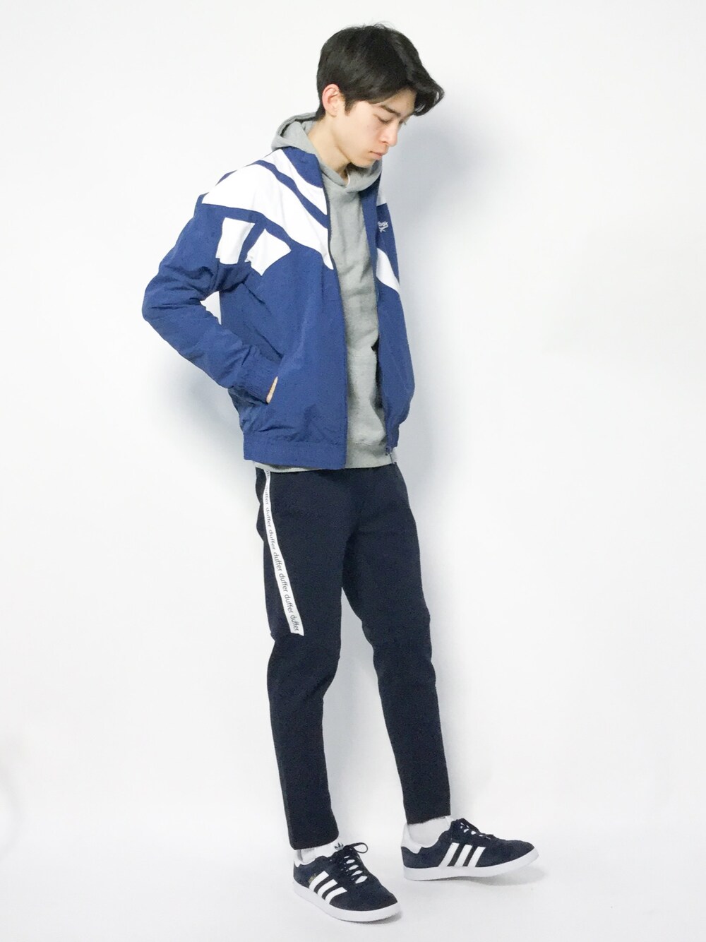 「スニーカー、スキニー、パーカー、reebok、adidas、スポーツミックス、ナイロンジャケット、イージーパンツ、トラックジャケット、ナイロンパーカー」｜「NANO universeの【WEB限定】∴裏毛プルパーカー（パーカー、グレー系）」を使った、Morikawa Yoshinoriさん（メンズ・176cm）の春コーディネートの1枚目の写真